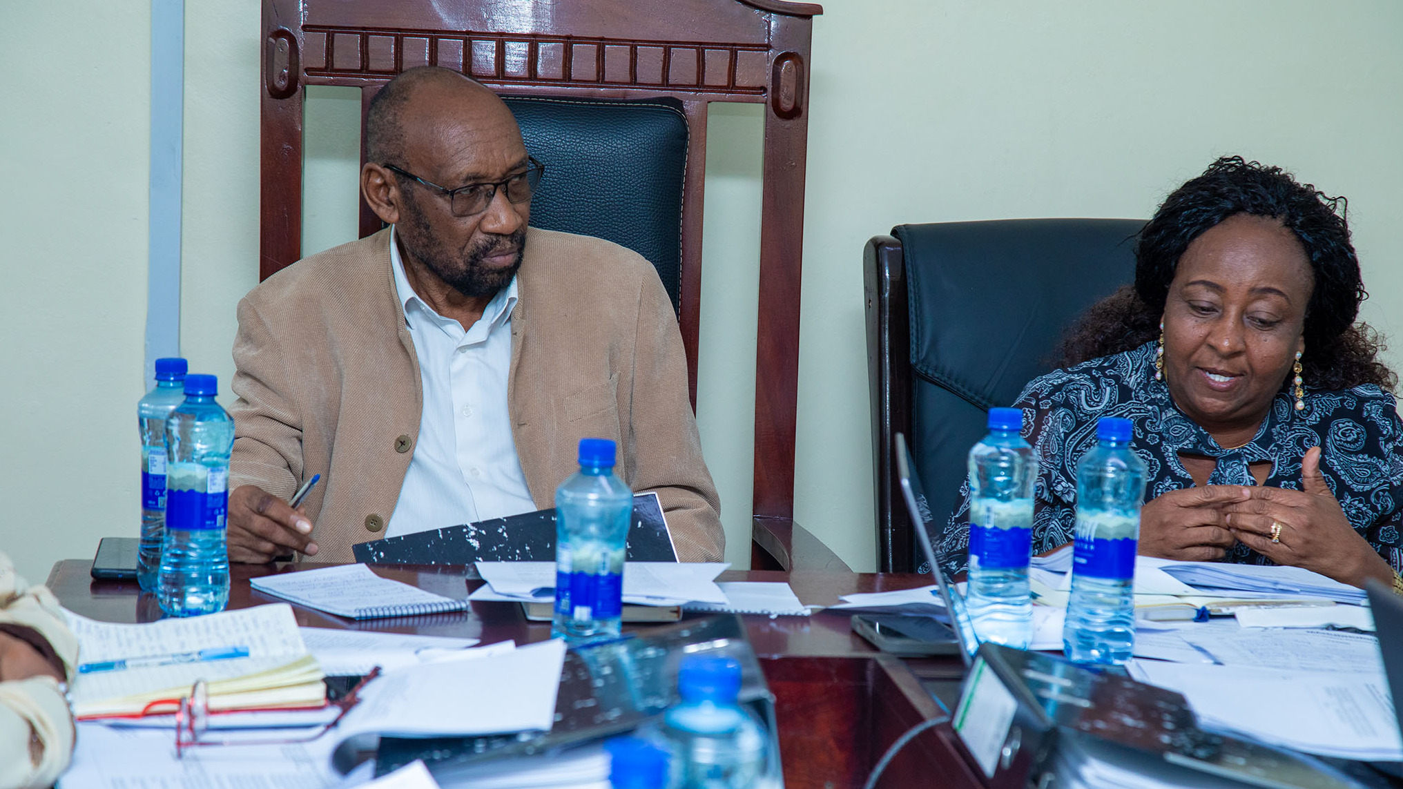Mwenyekiti wa Bodi ya Baraza la Kiswahili la Taifa (BAKITA), Prof. Martin Mhando, akiongoza Kikao cha 15  cha Bodi ya Baraza pamoja na Katibu mtendaji  wa Baraza, Bi. Consolata Mushi.